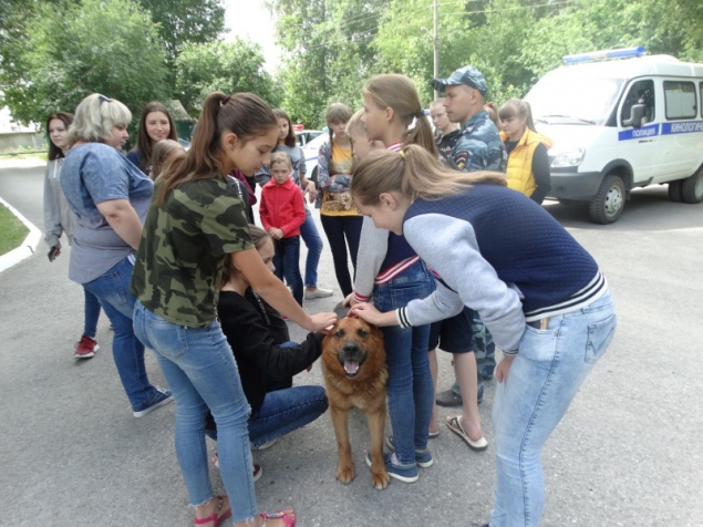 Стражи порядка Ачинска провели акцию «Знакомство с профессией» в детском лагере «Родничок»